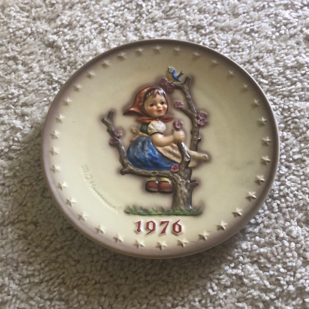 Vintage MJ Hummel Decorative Plate - 1976 6th Annual